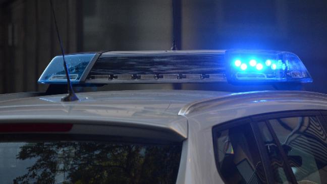 Betrunkener legt sich auf parkendes Auto