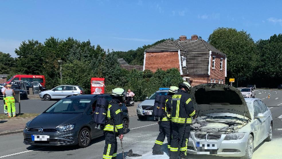 Der brennende BMW auf der Spier-Kreuzung in Leer konnte schnell gelöscht werden. © Feuerwehr