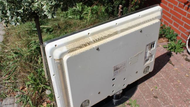 Flammen schlagen aus Fernsehgerät