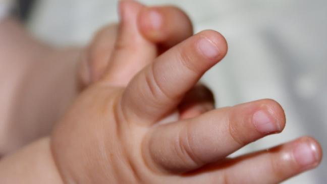 Feuerwehr befreit Kinderdaumen aus Blechstück