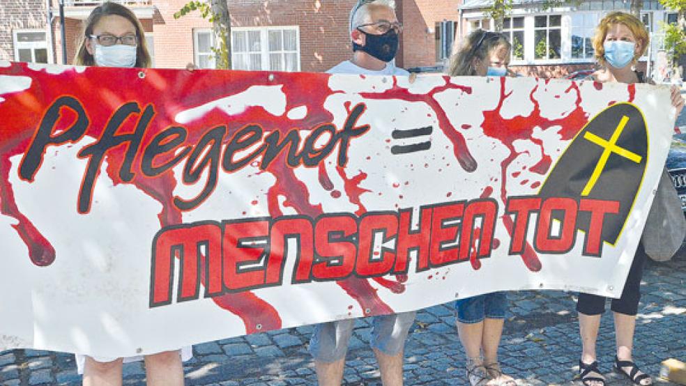 Deutliche Worte auf diesem Transparent: Rund 70 Teilnehmer kamen zu der Demonstration des Pflegebündnisse Grafschaft/Emsland. © Ammermann