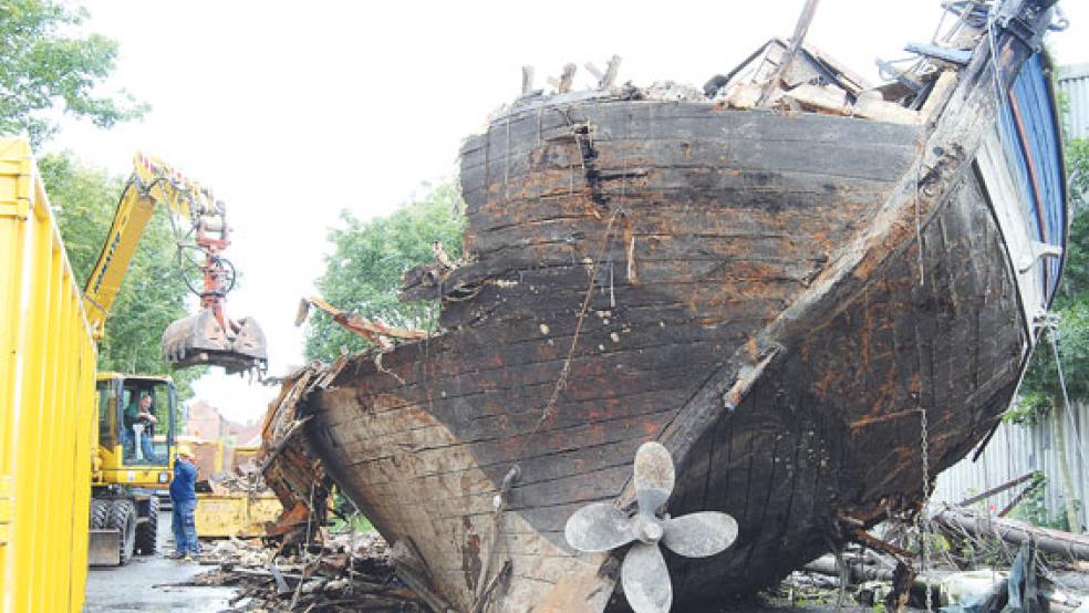 Mit dem Bagger in Stücke zerlegt wurde die »Nora von Bremerhaven« nach ihrer Bergung aus dem Hafenbecken in Weener. Das Schiff nahm ziemlich genau vor zehn Jahren im Rheiderland dieses unrühmliches Ende. © Archivfoto: Hoegen