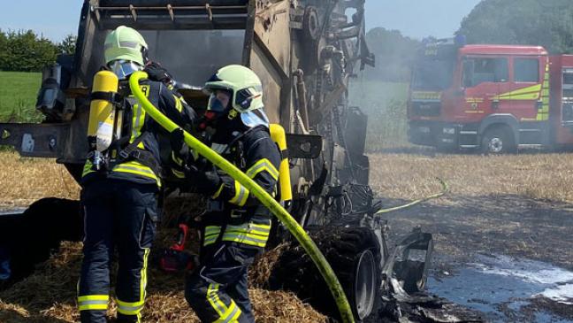 Rundballenpresse steht in Flammen