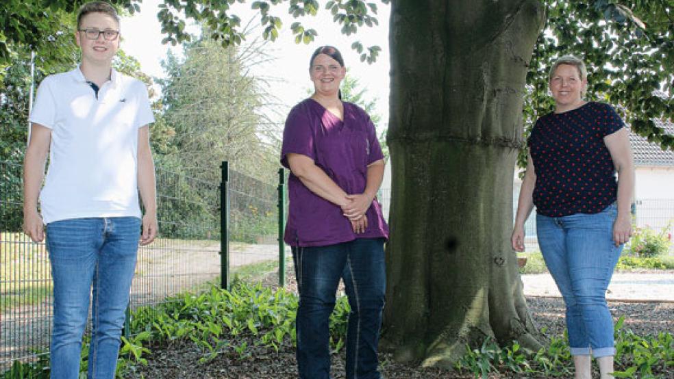 Jannik Rand und Verena Ehlers wurden nach ihrer Ausbildung bei der Diakonie Weener von der Einrichtung übernommen. Pflegedienstleiterin Anja Smid findet, dass ständig an der Attraktivität der Pflegeberufe gearbeitet werden muss.  © Fotos: Berents