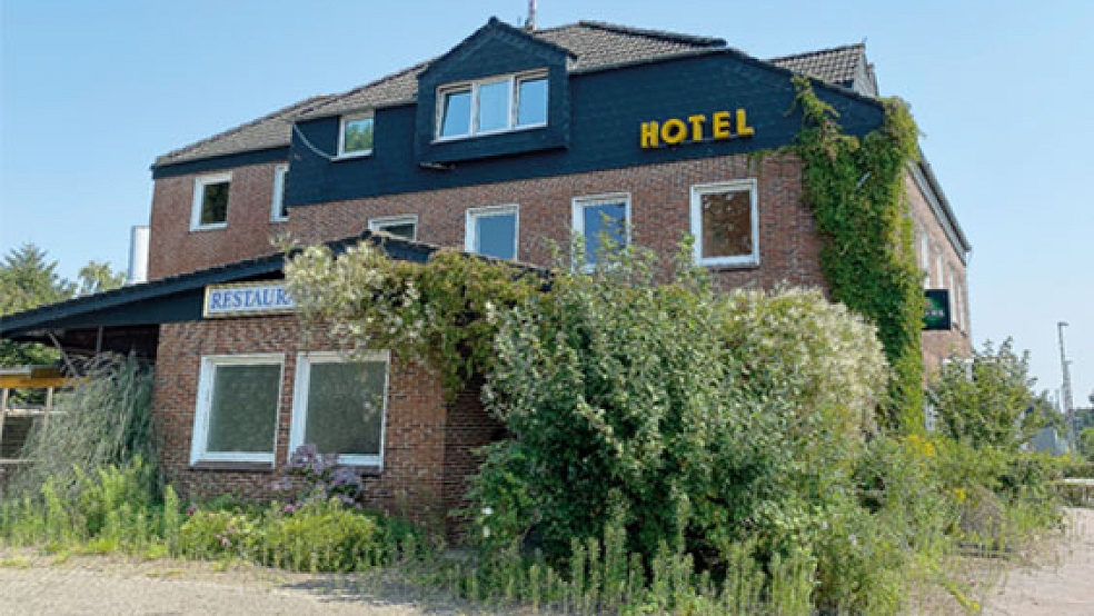 Bislang noch verwunschen und verwildert: Das ehemalige Hotel-Restaurant »Knotenpunkt« hat jetzt neue Eigentümer, die hier ihren Firmensitz ansiedeln wollen. © Foto: Hanken