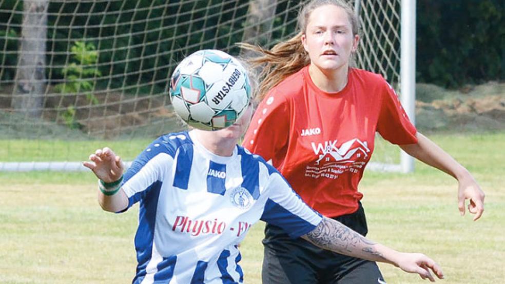 Merle Voogt (rotes Trikot) zeigte eine starke Leistung in ihrem ersten Spiel für die SG Leer 04/Bingum. © Foto: Ammermann
