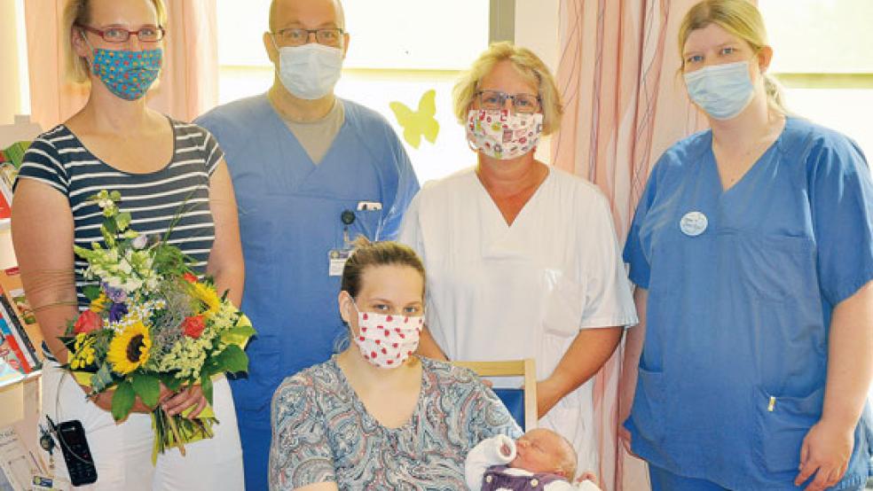 Die glückliche Mutter Karin van Dühren mit ihrem neugeborenen Baby Lukas. Auch das Team vom Klinikum Leer freut sich (von links): Oberärztin Dr. Corinna Fuhs, der Oberarzt der Neonatologie, Dr. Marcus Windorfer, Teamleiterin Gitta Möhlmann-Cramer und die leitende Hebamme Anna Böke-Appe. © Foto: Klinikum