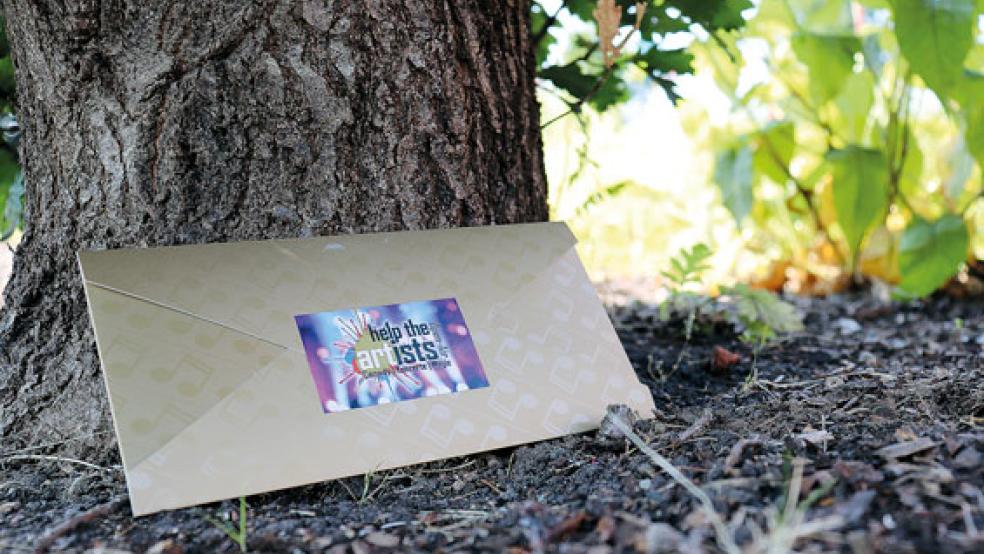 So leicht, wie es das Foto vermuten lässt, sind sie nicht zu finden, aber die goldenen Umschläge sind die Suche wert. Versteckt sind sie in den Ortsteilen Papenburgs. © Foto: Stadt Papenburg