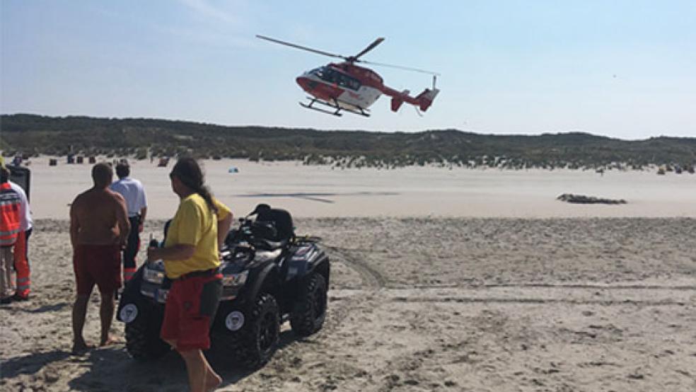 Ein Rettungshubschrauber war im Einsatz, um nach möglichen Verunglückten zu suchen. © Foto: Kreisfeuerwehrverband Aurich 