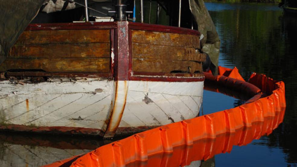 Die Ölsperren rund um den Kutter »Miltiades« liegen bereits seit Dezember 2019. Das Schiff ist schon damals laut Stadtverwaltung mehrfach gesunken, allerdings traten weder Öl noch Diesel dabei aus dem Schiff aus. © Foto: Hoegen