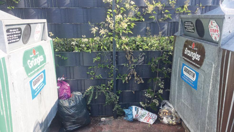 Auch neben den Glascontainern beim Lidl-Markt in Weener werden Abfälle oft illegal entsorgt. © Foto: Boelmann