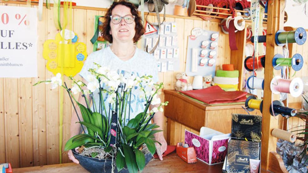 Ingrid Kelterer-Brake schließt ihr Blumengeschäft an der Neuen Straße in Weener zum Ende des Monats. © Foto: Hoegen