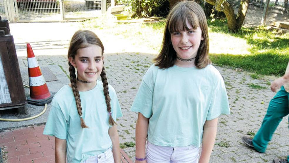 Amelie Beier und Anna Bajen (links) vor dem Tierheim in Stapelmoor. © Foto: privat