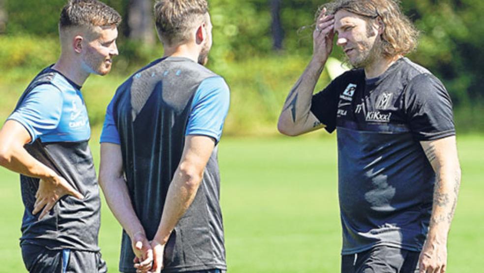 Gespräch beim Trainingsauftakt: Torsten Frings (rechts) mit Florian Egerer (Mitte) und Nico Andermatt. © Foto: Scholz
