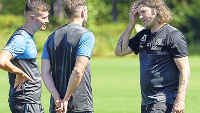 Frings schwört Spieler auf harte Arbeit ein