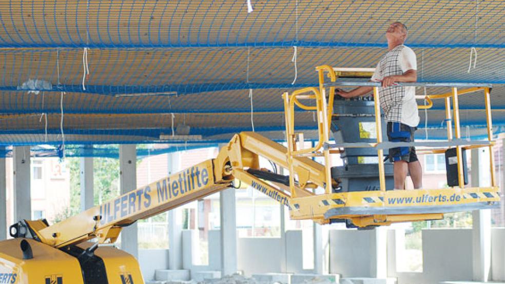 Unter dem Dach des Neubaus war gestern dieser Arbeiter mit Hublift im Einsatz. © Hoegen