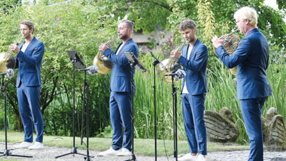 Der »Musikalische Sommer« in Ostfriesland veranstaltete mit »German Hornsound« gleich zwei Open-Air-Konzerte in Gristede und Lütetsburg. © Fotos: Gleich