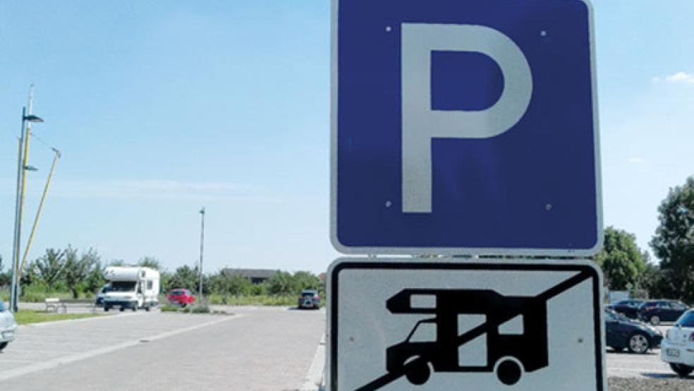 Das durchgestrichene Wohnmobil auf dem Zusatzschild unter dem Parkplatz-Symbol am Multifunktionsplatz in Ditzum zeigt deutlich: Hier ist kein Stellplatz für Wohnmobile. Im Hintergrund parkt ein Wohnmobil, was geduldet wird. © Foto: Hollender