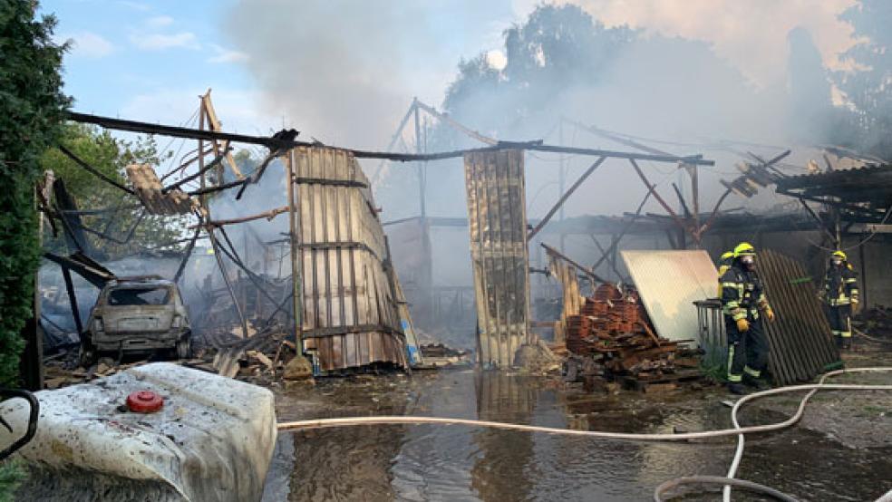 Nur noch ein Gerippe aus Stahlträgern blieb nach dem Brand von der Scheune übrig. © Foto: Feuerwehr Papenburg