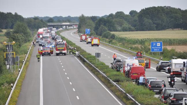 Feuer auf Mittelstreifen - Autobahn 28 voll gesperrt