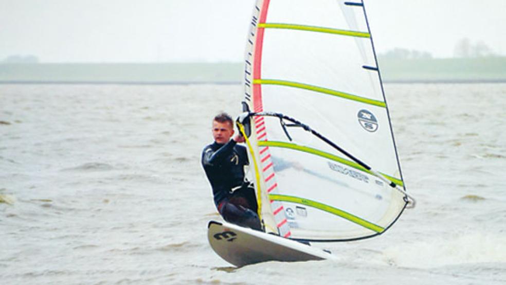 Erik Rehtmeier aus Weener ist seit Kindertagen begeisterter Surfer. Das Foto wurde von der Bohrinsel in Dyksterhusen geschossen. Mittlerweile fährt der 28-Jährige lieber zum Großen Meer bei Bedekaspel. © Foto: privat