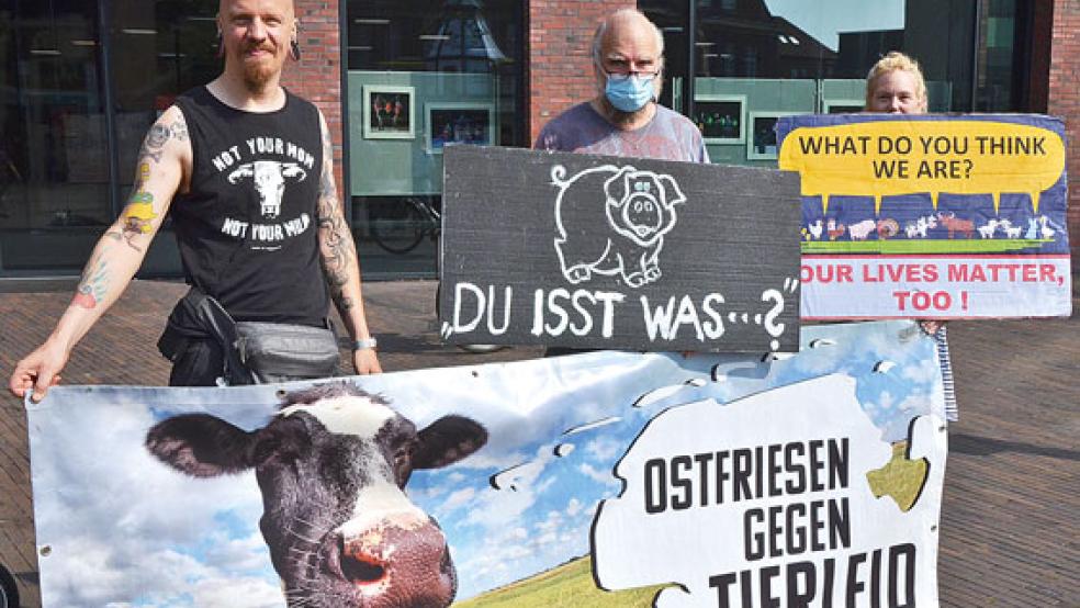 Die Aktivisten Thilo Hoffmann, Manfred Hagemann und Bianca Eden (von links) klärten in der Leeraner Fußgängerzone über den Zusammenhang zwischen der Fleischindustrie und Infektionskrankheiten auf. © Foto: Ammermann