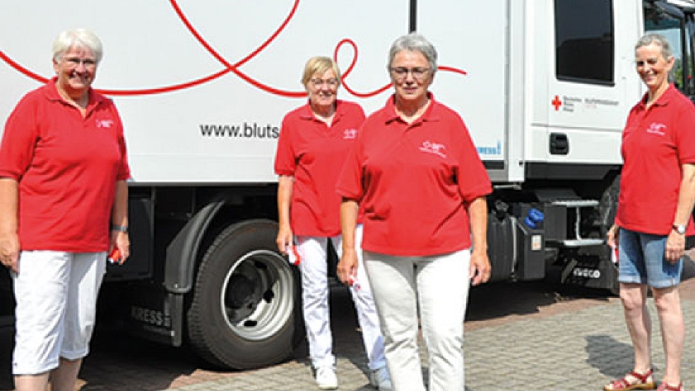 Waren wieder ehrenamtlich in ihren roten T-Shirts für das Deutsche Rote Kreuz (DRK) Holthusen-Stapelmoor im Einsatz (von links): Heide Robbe, Gerda Wessels, Dieta Appeldorn und Diederike Meinders.  © Foto: Boelmann