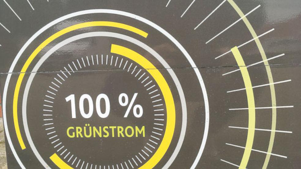 Im Rheiderland können seit Spätsommer 2018 Elektroautos an insgesamt sechs Standorten aufgeladen werden. Das Bild zeigt die Stromtankstelle, die am Vogelsang-Parkplatz in Weener steht. © Foto: Boelmann