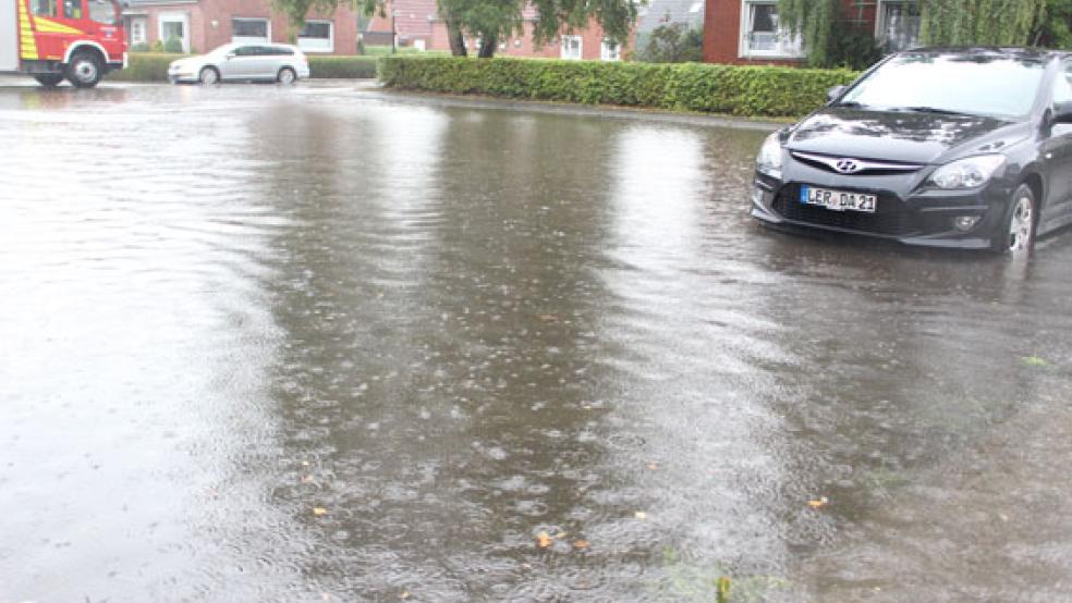 Die Abwasserkanäle in der Weidenstraße konnte die Wassermengen nicht schnell genug aufnehmen. © Foto: Berents