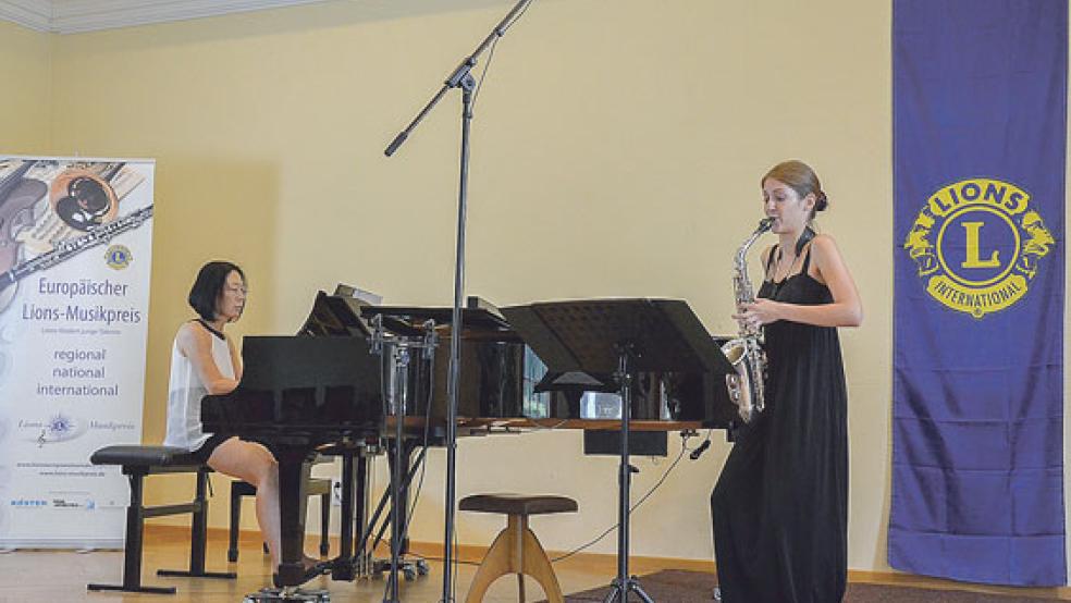 Eva Kotar spielte im Finale das »Concertino da Camera« von Jaques Ibert. Am Klavier begleitet wurde sie von Jang Eun Bae.  © Ammermann