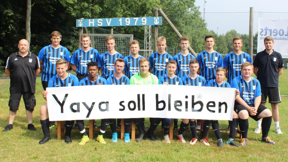 Die A-Jugend des Heidjer SV hat extra zum Foto-Termin eingeladen, um ihrem Wunsch, dass Yaya Berete in Deutschland bleiben darf, Ausdruck zu verleihen. © Foto: Berents