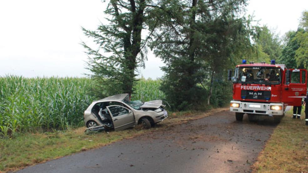 Rund 50 Feuerwehrleute waren am Montagabend bei einem schweren Verkehrsunfall in Pfalzdorf im Einsatz. © Foto: Feuerwehr