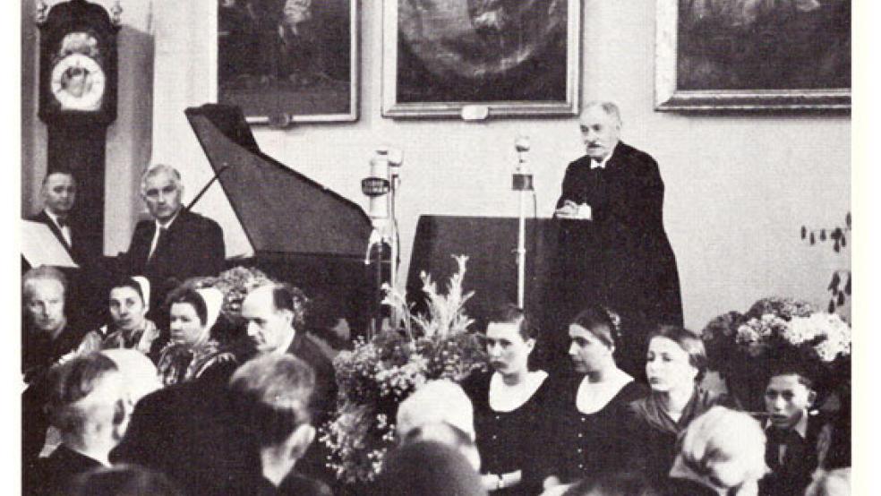 Diese historische Aufnahme zeigt Jann Berghaus bei einer Rede im Ständesaal der Ostfriesischen Landschaft.  © Foto: Bildarchiv der Ostfriesischen Landschaft