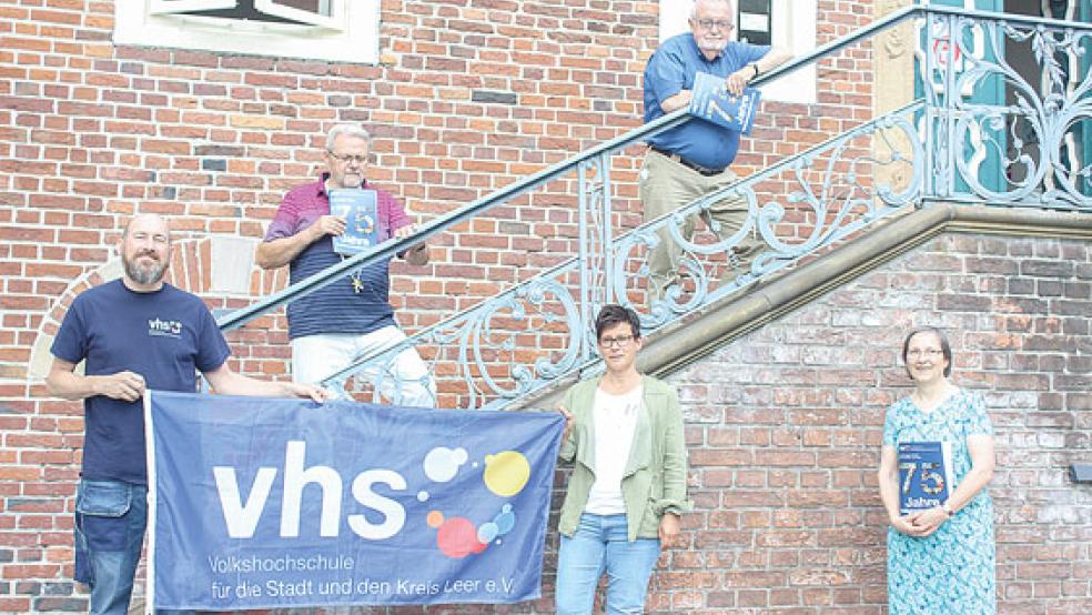 Stellten das Bildungsangebot vor: Sebastian Schatz (Sprecher der VHS), Hans Fricke (stellvertretender Vorsitzender), Sabine Kasimir (pädagogische Leiterin), Jörg Furch (Vorsitzender) und Theresia Sommer (von links). © Foto: Berents