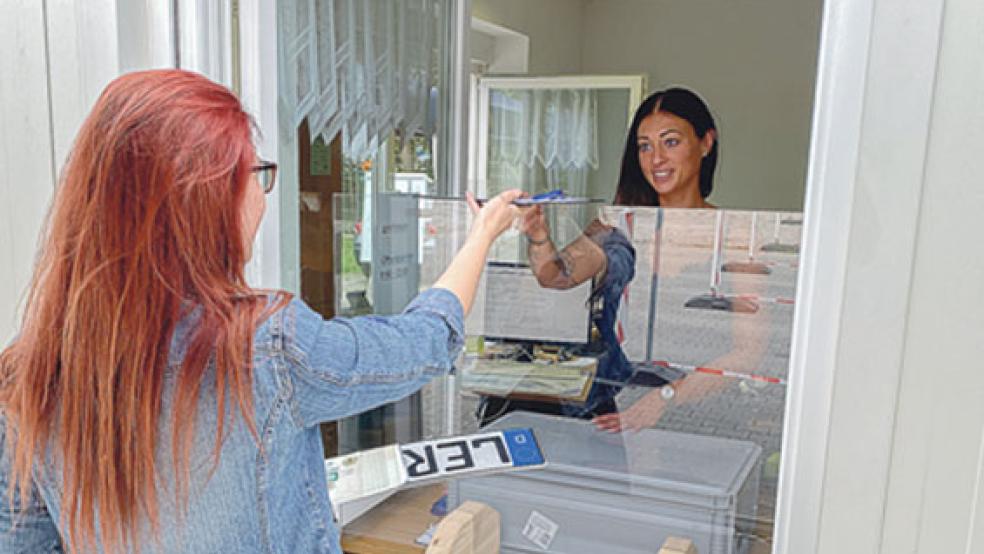 Durch die Eröffnung des »Drive-In«-Schalters konnten die Wartezeiten für einen Termin in der Zulassungsstelle an der Ringstraße in Leer deutlich reduziert werden. © Foto: Landkreis Leer