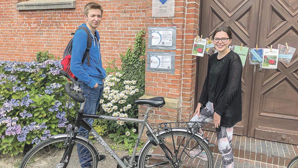 Henrike Vogt und Hauke Aggen steuerten die Johannes-Kirche in Jheringsfehn an. © Foto: Imke Metz