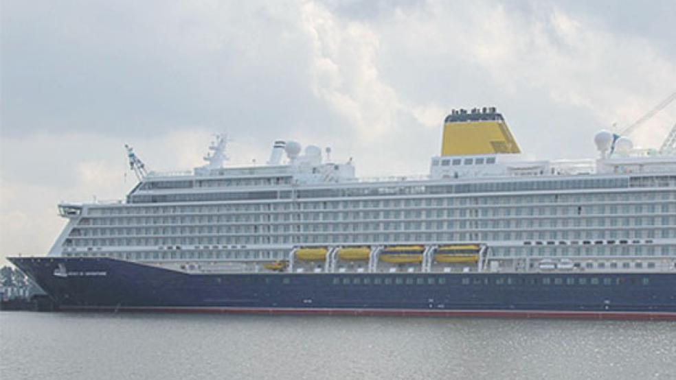 Seit Ende Juli liegt die »Spirit of Adventure« an der Ausrüstungspier der Papenburger Meyer Werft. © Foto: Raphael Steffen