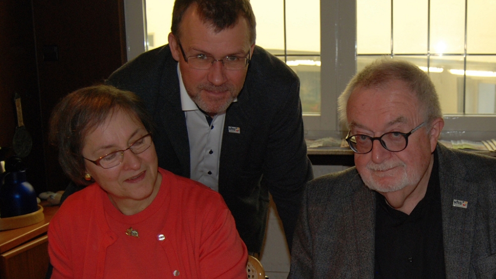 VHS-Leiter Detlev Maaß (Mitte) beim RZ-Besuch im Januar zusammen mit Außenstellenleiterin Theresia Sommer und dem Vorstandsvorsitzenden Jörg Furch. © Hoegen