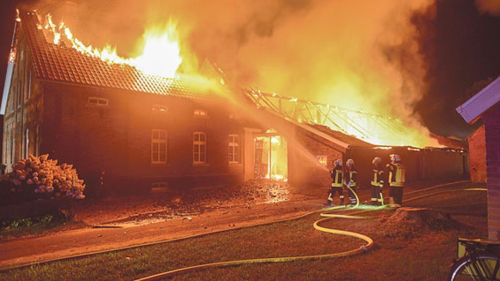 Beim Einsatz der Feuerwehr während eines Hofbrandes in Holtland wurden Einsatzkräfte schon vor Ort beleidigt, später kam es zu weiteren Beleidigungen und Bedrohungen in einem »Facebook«-Forum. © Foto: Wolters