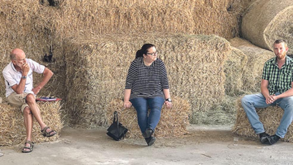 Im Gespräch: Anja Troff-Schaffarzyk und Hermann Koenen (links) in der Halle von Landwirt Eilert Smit.  © Foto: SPD