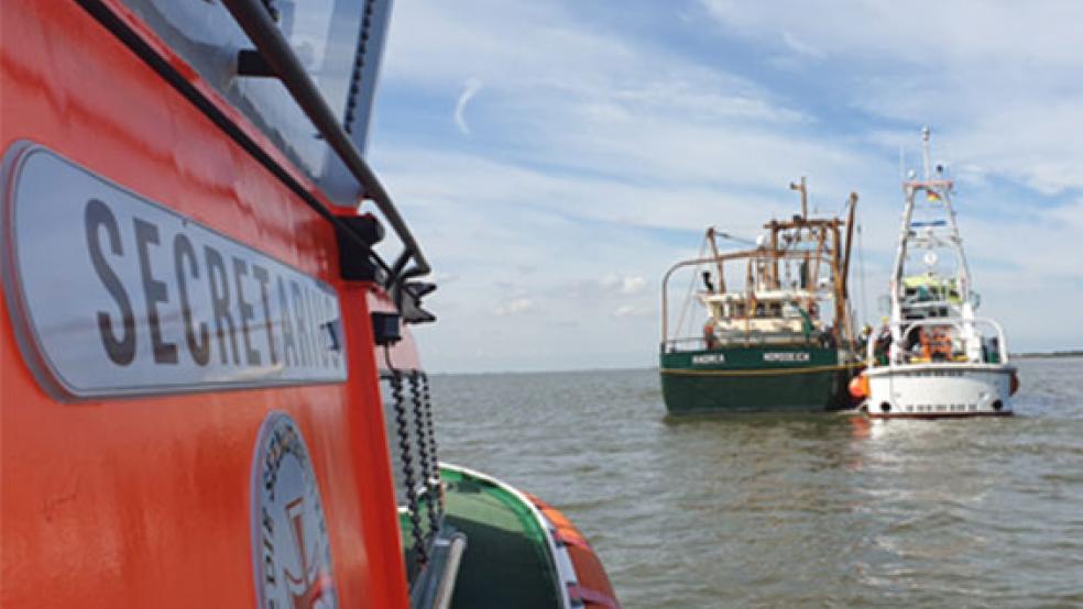 In Not war der Muschelkutter »Andrea«. Er wurde von zwei Seenotrettungsschiffen nach Bensersiel geleitet. © Foto: DGZRS