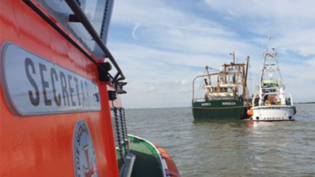 Seenotretter helfen Muschelkutter