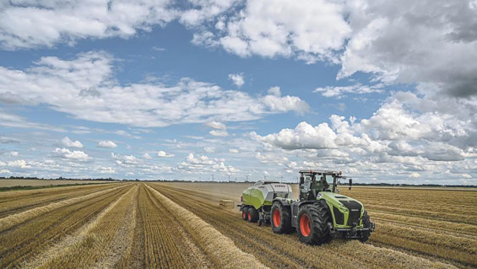 Auch im Rheiderland waren die Landwirte in den vergangenen Woche mit der Ernte beschäftigt.  © Fotos: Klemmer