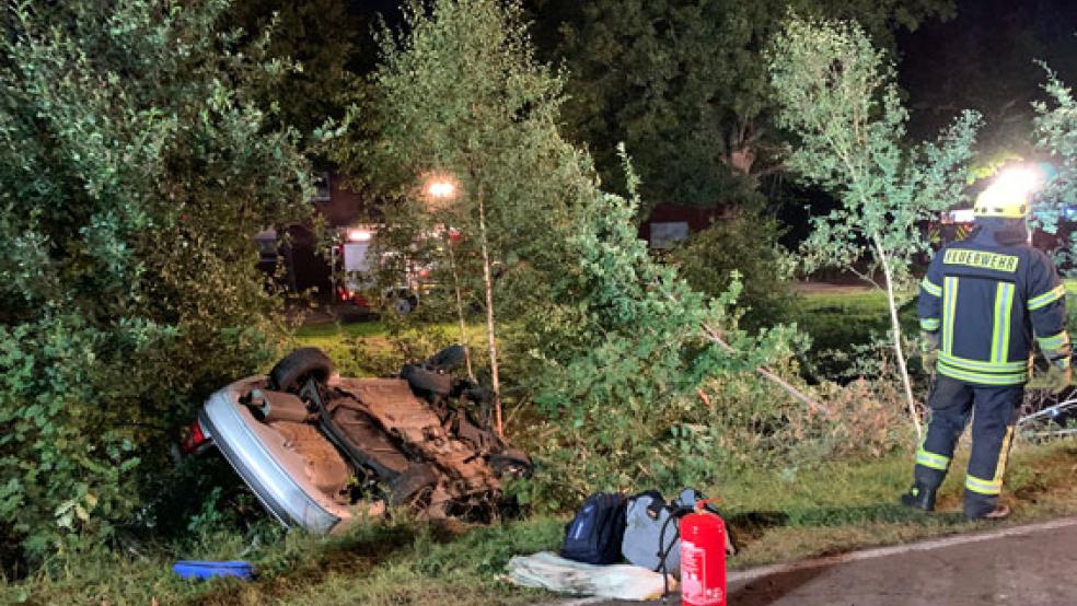 Schwer verletzt wurde der Fahrer dieses Autos, das von der Straße abkam und an einem Baum hängen blieb. © Foto: Feuerwehr