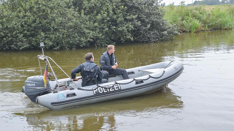 Polizeibeamte der Technischen Einsatzeinheit (TEE) in der Zentralen Polizeidirektion Niedersachsen (ZPD) kontrollieren auf den ostfriesischen Binnengewässern. © Foto: Polizei