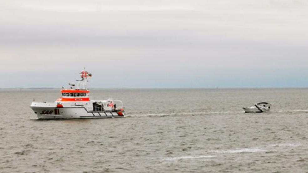 Dies »Hamburg«, jüngster Seenotrettungskreuzer der 28-Meter-Klasse der DGzRS, mit der havarierten Segelyacht im Schlepp am frühen Morgen nahe Borkum. © Foto: Die Seenotretter – DGzRS