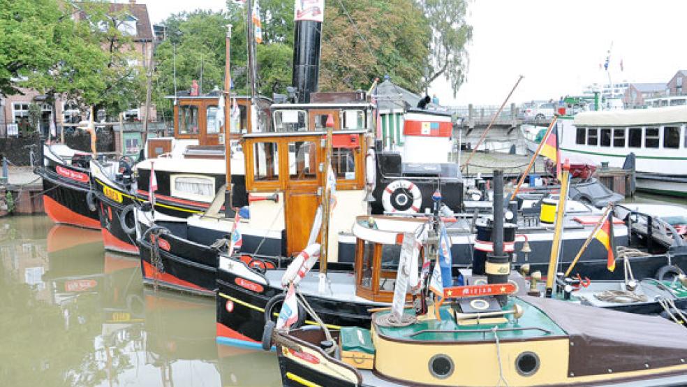 Säuberlich aufgereiht liegen die fünf Schlepper seit Anfang der Woche im Leeraner Museumshafen. © Foto: Wolters