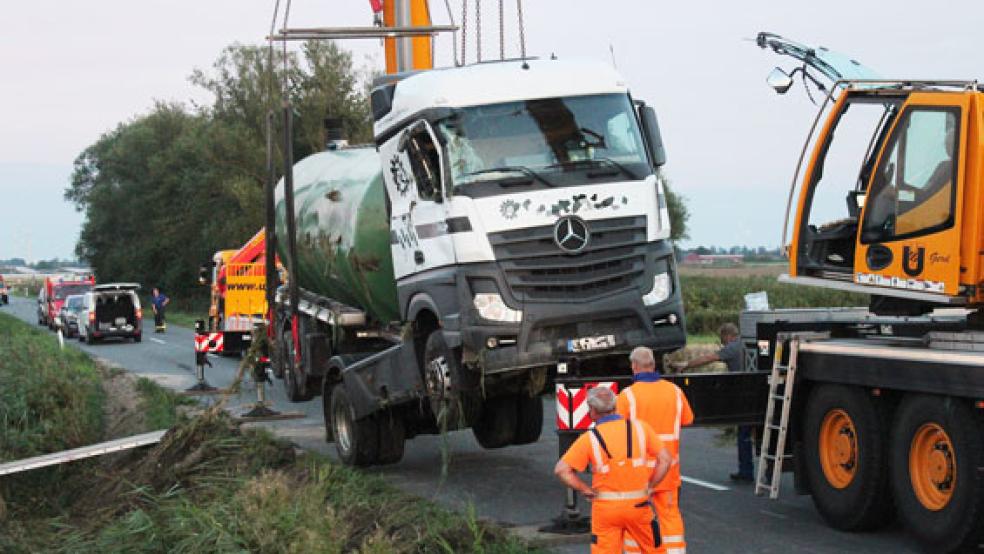 Mit zwei Kränen konnte der verunglückte Tanklastzug geborgen werden. © Foto: Feuerwehr Krummhörn