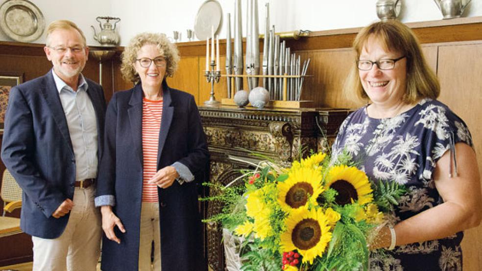 Blumen zum Abschied: Verlegerin Margarethe Lindemann und Geschäftsführer Bernd Lindemann dankten der langjährigen Mitarbeiterin Hanne-Margret Santjer (rechts) für ihre Zuverlässigkeit und Treue. © Foto: Hanken
