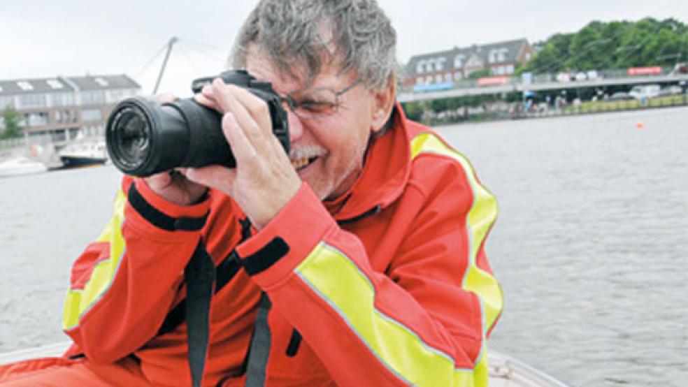 Helmut Scheffler aus Weener fotografiert schon seit mehreren Jahrzehnten Schiffe. Nach den großen Pötten nimmt er nun kleinere Schiffe in den Fokus.  © Foto: privat (Dahlmann)